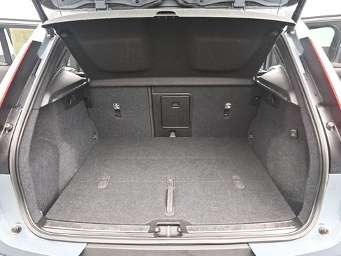 Used 2023 Volvo XC40 B4 Plus image 11