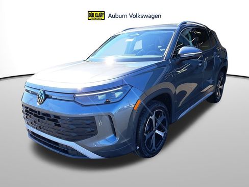 New 2025 Volkswagen Tiguan SE image 1