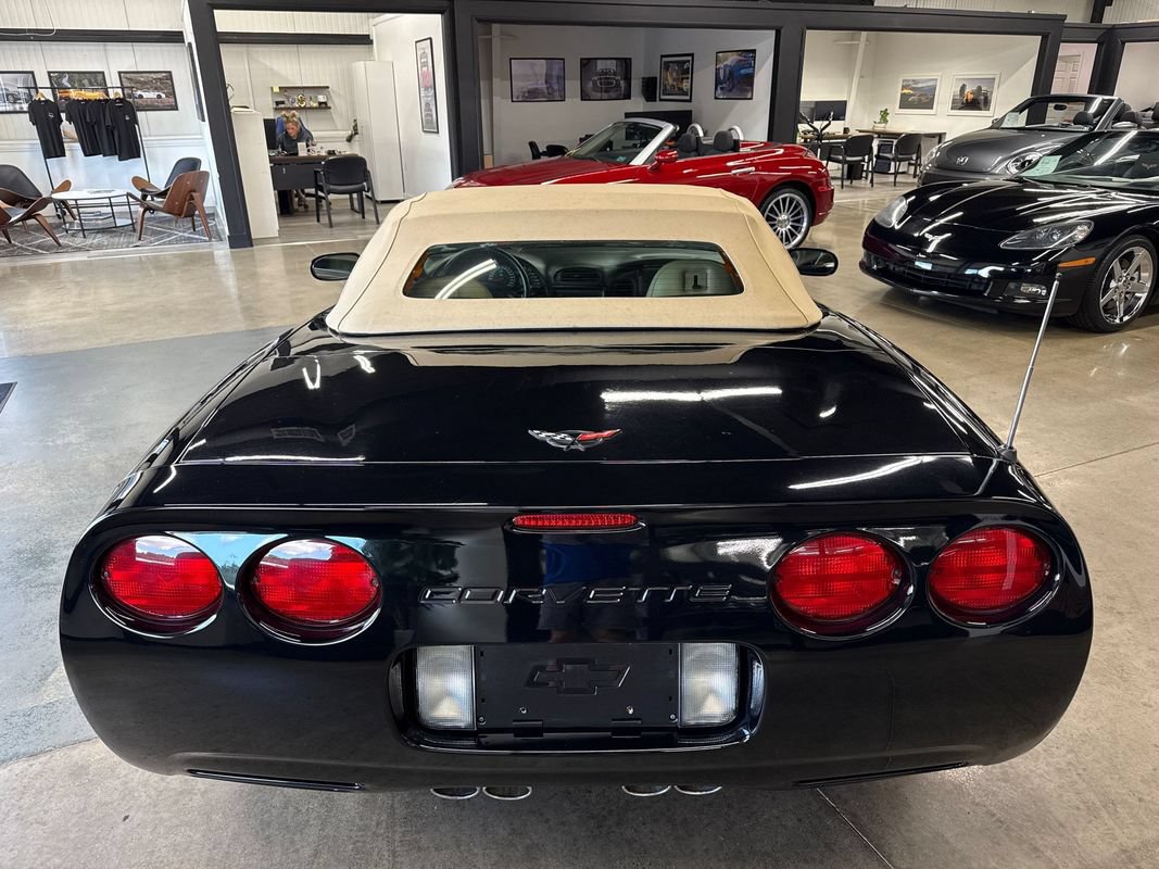Used 2002 Chevrolet Corvette Convertible w/ Preferred Equipment Group2 RWD image 11