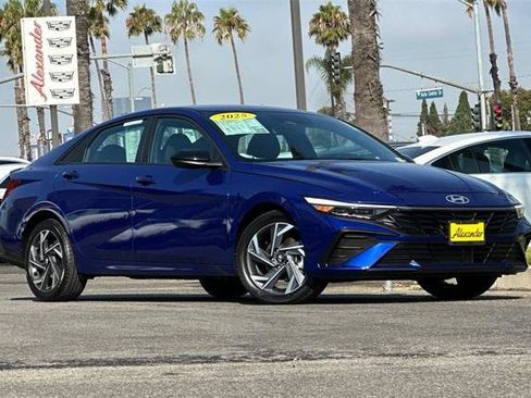 Used 2025 Hyundai Elantra Sport image 2