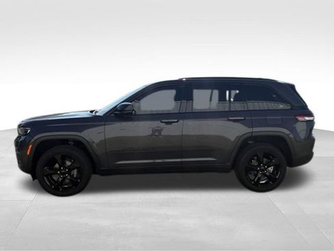 Used 2023 Jeep Grand Cherokee Altitude AWD/4WD image 13