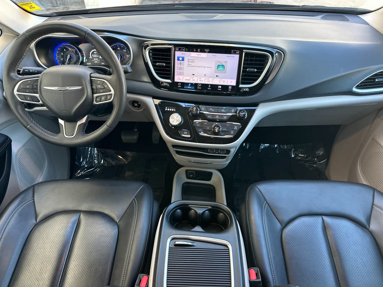 Used 2024 Chrysler Pacifica Touring-L FWD image 4