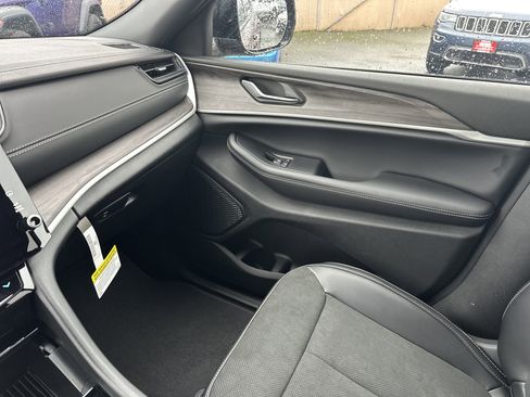 New 2026 Jeep Grand Cherokee Altitude image 24