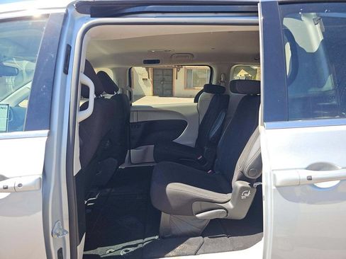 Used 2023 Chrysler Voyager LX FWD image 7