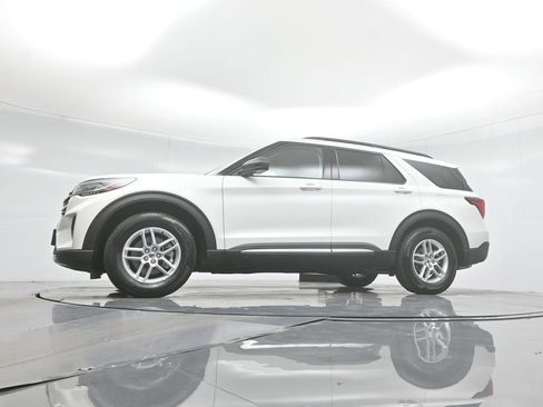 Used 2025 Ford Explorer Active w/ Active Comfort Package image 7