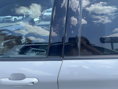 Used 2022 Ford Explorer XLT w/ Equipment Group 202A AWD/4WD image 4