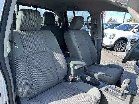 Used 2015 Nissan Frontier SV image 17