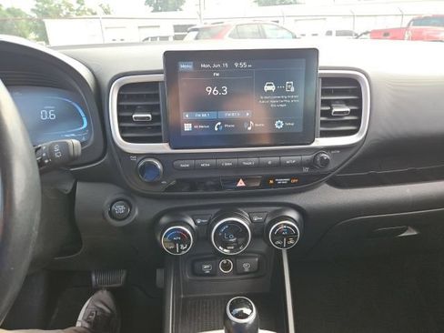 Used 2024 Hyundai Venue SEL FWD image 8