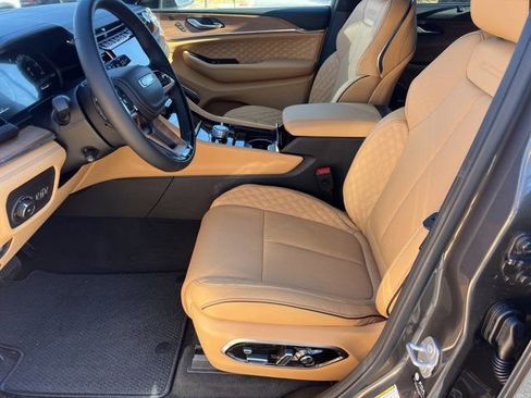 New 2025 Jeep Grand Cherokee Summit image 9