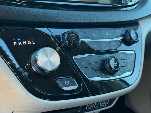 Used 2023 Chrysler Pacifica Touring-L image 26