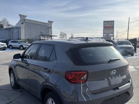 Used 2022 Hyundai Venue SE image 5