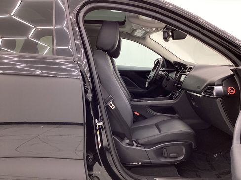 Used 2018 Jaguar F-PACE Premium image 16