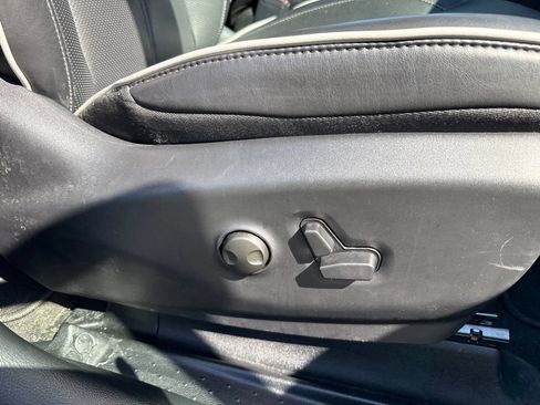 Used 2026 Chrysler Pacifica Limited FWD image 12