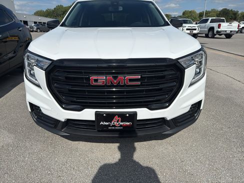 Used 2022 GMC Terrain SLE w/ Driver Convenience Package image 4