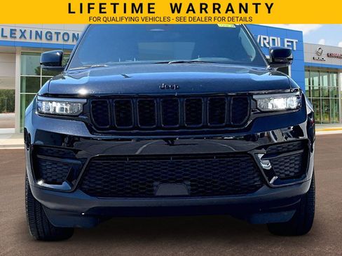 Used 2025 Jeep Grand Cherokee Altitude RWD image 3