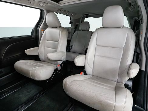 Used 2017 Toyota Sienna Limited Premium w/ Outdoor Package image 26