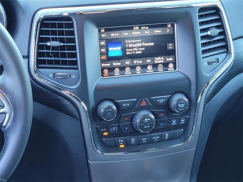 Used 2021 Jeep Grand Cherokee Laredo image 14