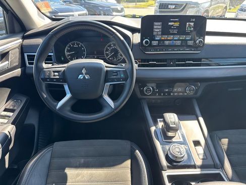 Used 2024 Mitsubishi Outlander SE image 25
