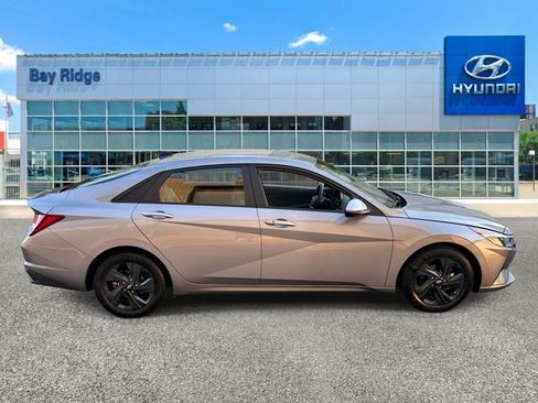 Used 2023 Hyundai Elantra SEL FWD image 2