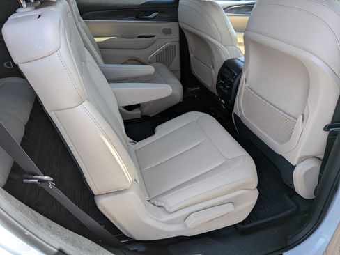 Used 2023 Jeep Grand Cherokee L Limited w/ Black Appearance Package image 33