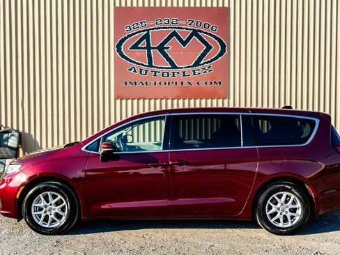 Used 2023 Chrysler Pacifica Touring-L image 7