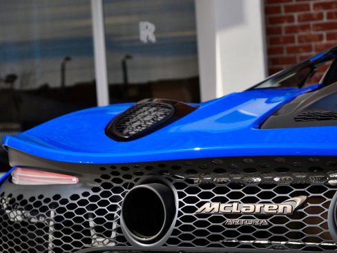 Used 2025 McLaren Artura Spider image 17