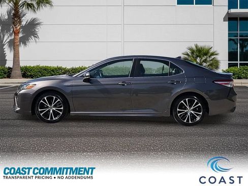 Used 2020 Toyota Camry SE w/ Sunroof Package FWD image 9