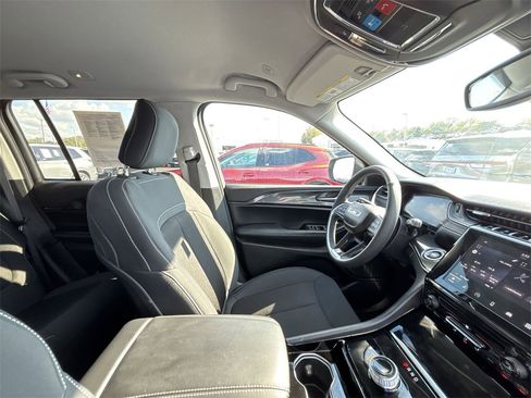 Used 2023 Jeep Grand Cherokee Laredo image 15