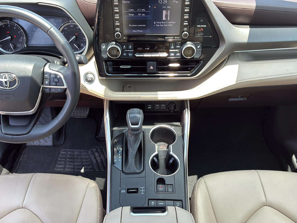 Used 2022 Toyota Highlander XLE FWD image 14