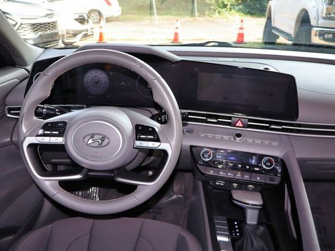 Used 2023 Hyundai Elantra SEL w/ Convenience Package FWD image 24