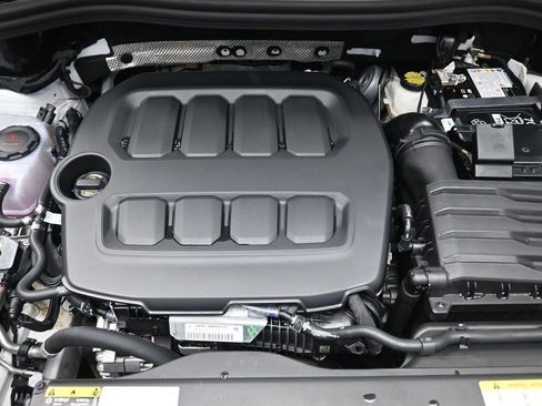 Certified 2025 Volkswagen Tiguan SE image 32