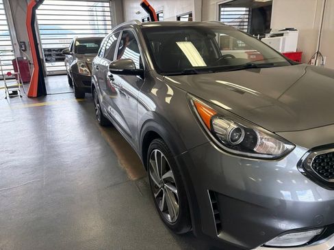 Used 2018 Kia Niro Touring FWD image 1