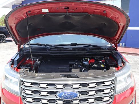 Used 2017 Ford Explorer XLT w/ Equipment Group 202A AWD/4WD image 31