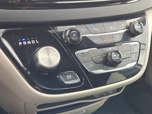 Certified 2024 Chrysler Pacifica Touring-L FWD image 30