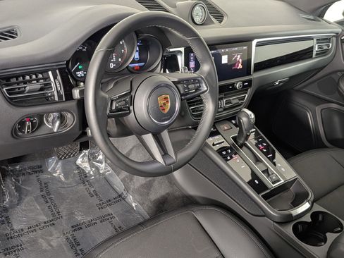 Certified 2023 Porsche Macan AWD/4WD image 4