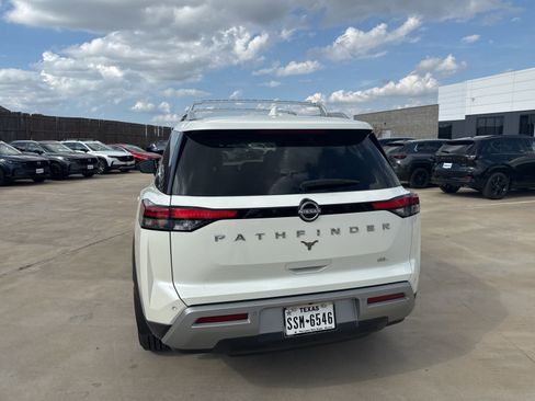 Used 2024 Nissan Pathfinder SL image 11