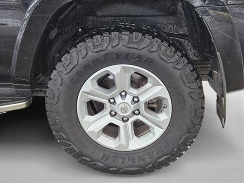 Used 2018 Toyota 4Runner SR5 AWD/4WD image 24