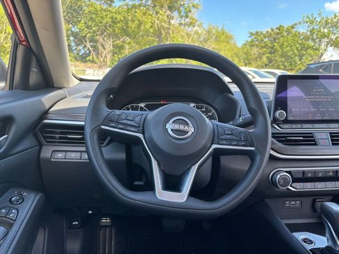 Used 2025 Nissan Altima 2.5 SV FWD image 28