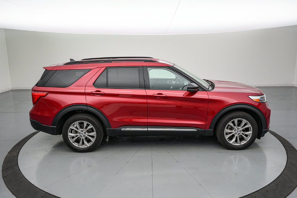 Certified 2024 Ford Explorer XLT w/ Equipment Group 202A AWD/4WD image 3