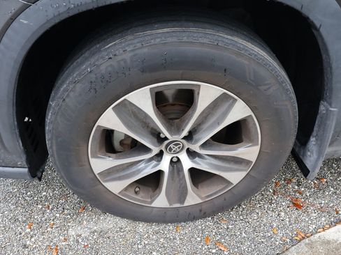 Used 2023 Toyota Highlander XLE image 4