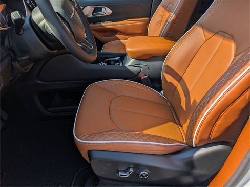 New 2026 Chrysler Pacifica Pinnacle image 13