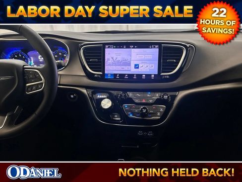 Used 2025 Chrysler Pacifica Select FWD image 15