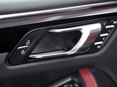Certified 2026 Porsche Macan AWD/4WD image 23