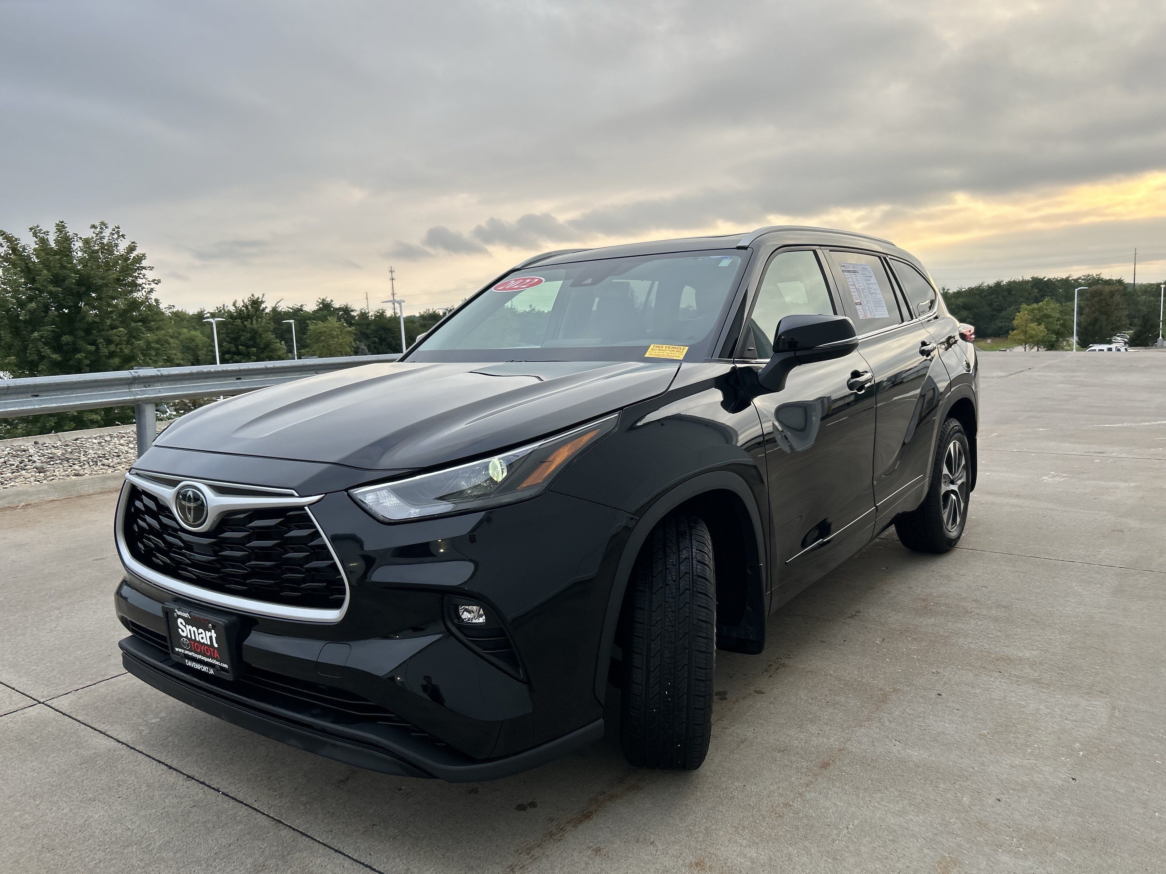 Used 2022 Toyota Highlander XLE AWD/4WD image 2