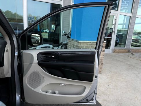 Used 2018 Dodge Grand Caravan SE w/ UConnect Hands-Free Group image 22
