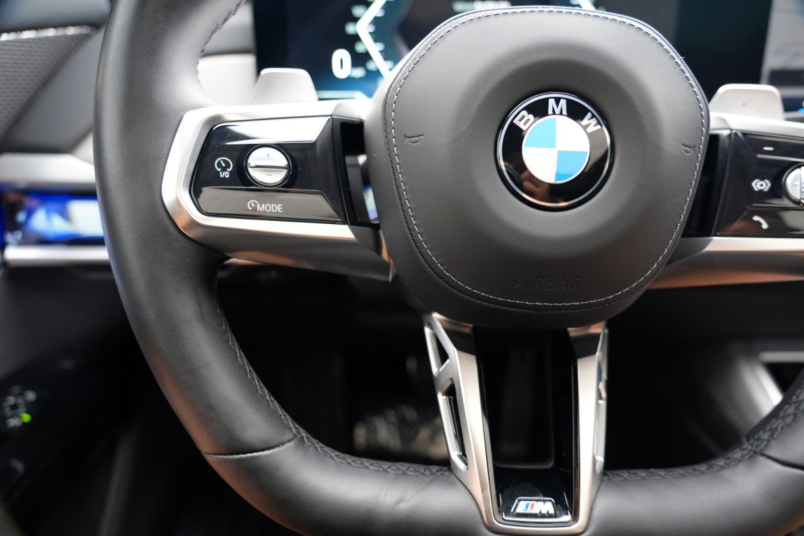 Used 2025 BMW 740i w/ Premium Package RWD image 24