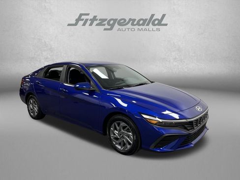 Used 2025 Hyundai Elantra Blue image 9