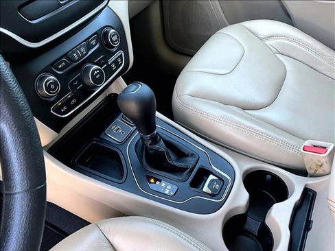Used 2019 Jeep Cherokee Latitude w/ Popular Appearance Group FWD image 15