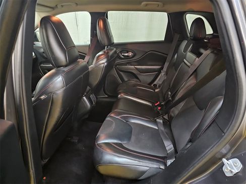 Used 2017 Jeep Cherokee Trailhawk image 16