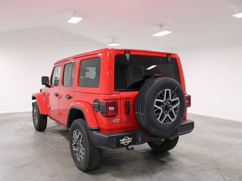 Used 2025 Jeep Wrangler Unlimited Sahara AWD/4WD image 7